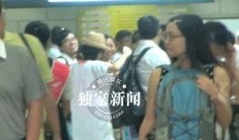 何炅机场爆料视频播放时间,揭秘明星出行幕后，播放时间引发热议