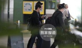 何炅机场爆料视频播放时间,揭秘明星出行幕后，播放时间引发热议