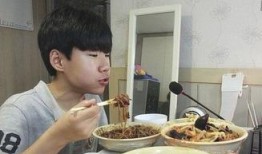 娱乐吃瓜酱喊着要吃饭,揭秘明星们的美食日常